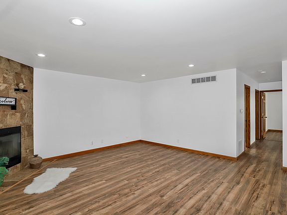 4th image of 160 Abbeywood Cir