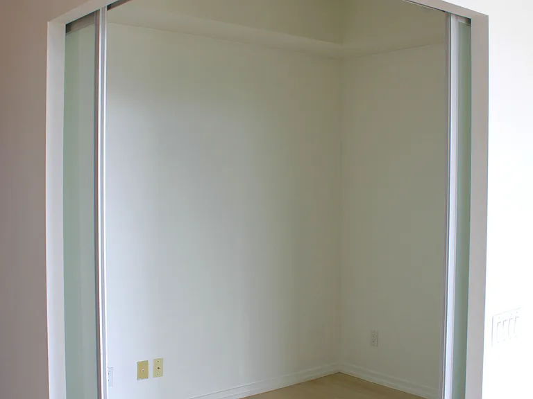 105 The Queensway #2205 — Photo 6