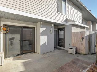 1118 Landmark Trl N, Hopkins, MN 55343