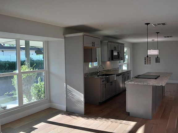 4th image of 330 W Maryland Ave #420