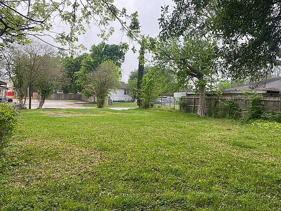 5th image of 802 E Adoue St