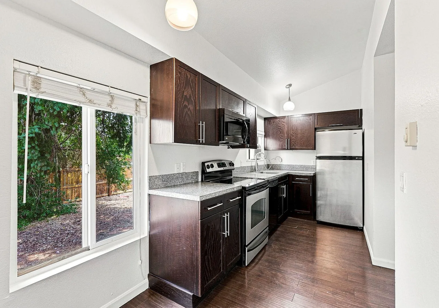 2 Bed, 1 bath Available! — Photo 2