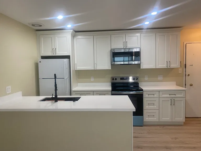 1634 Oxford St #305 — Photo 4