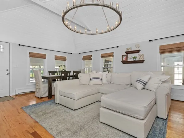 117 Hampton Cir, Hull, MA 02045