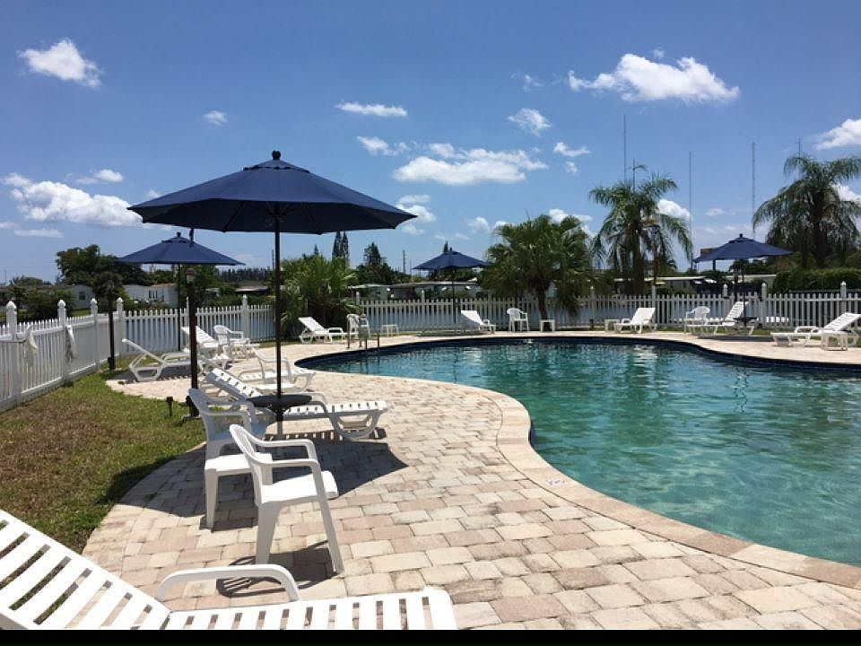 1st image of 3070 SW 52nd Ave