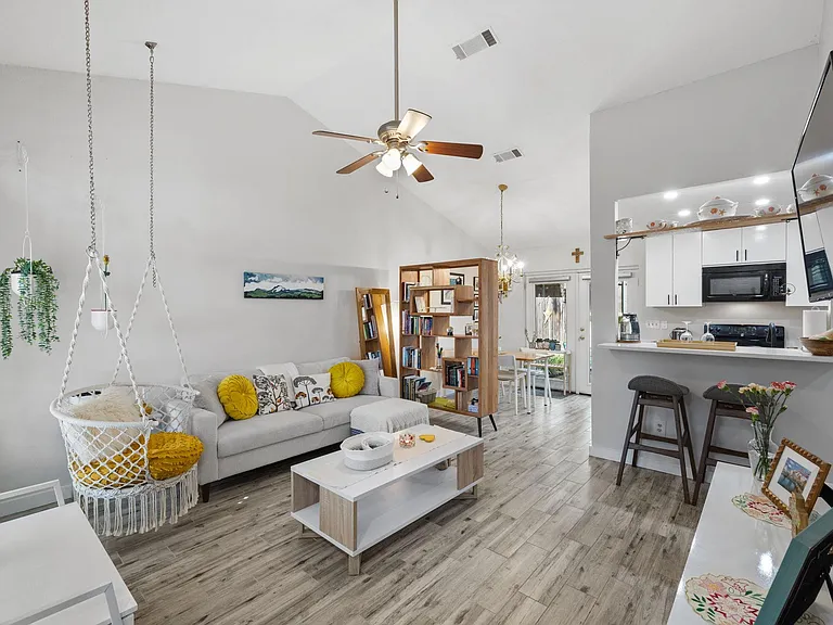 1015 E Yager Ln #115 — Photo 2