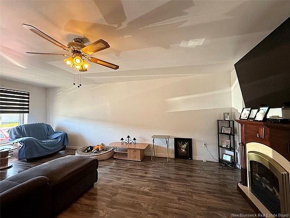 5th image of 1043 Victoria St