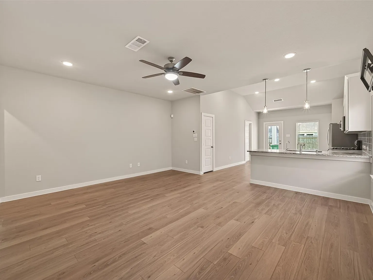 4 bed, 2.5 bath, 2245 sqft, $3,200 — Photo 2