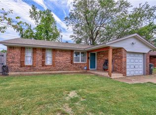 612 SW 11th St, Moore, OK 73160