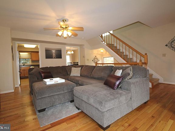 3rd image of 1033 Lindsay Ln