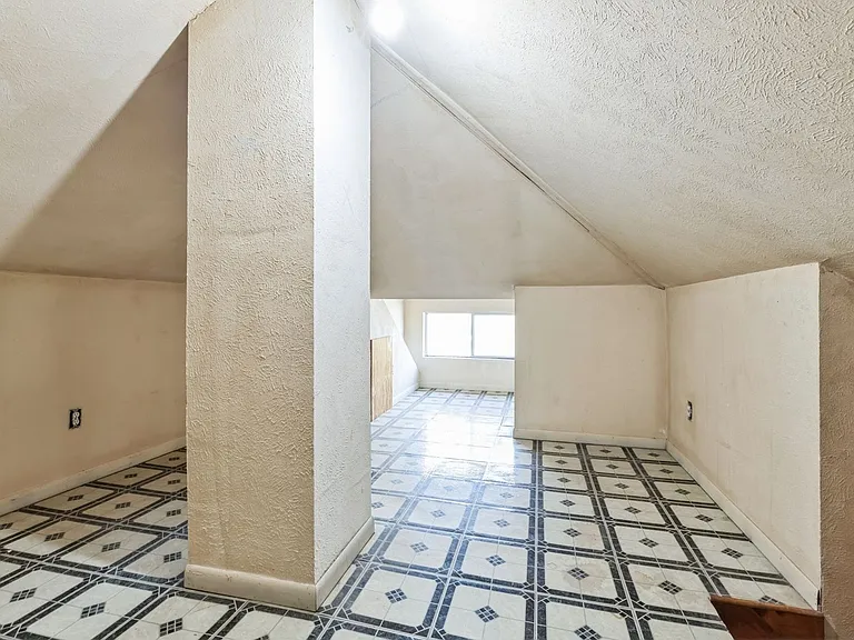1573 Jermain Dr — Photo 17