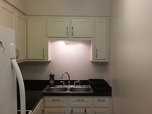 3rd image of 1418 W Beech Ave #42