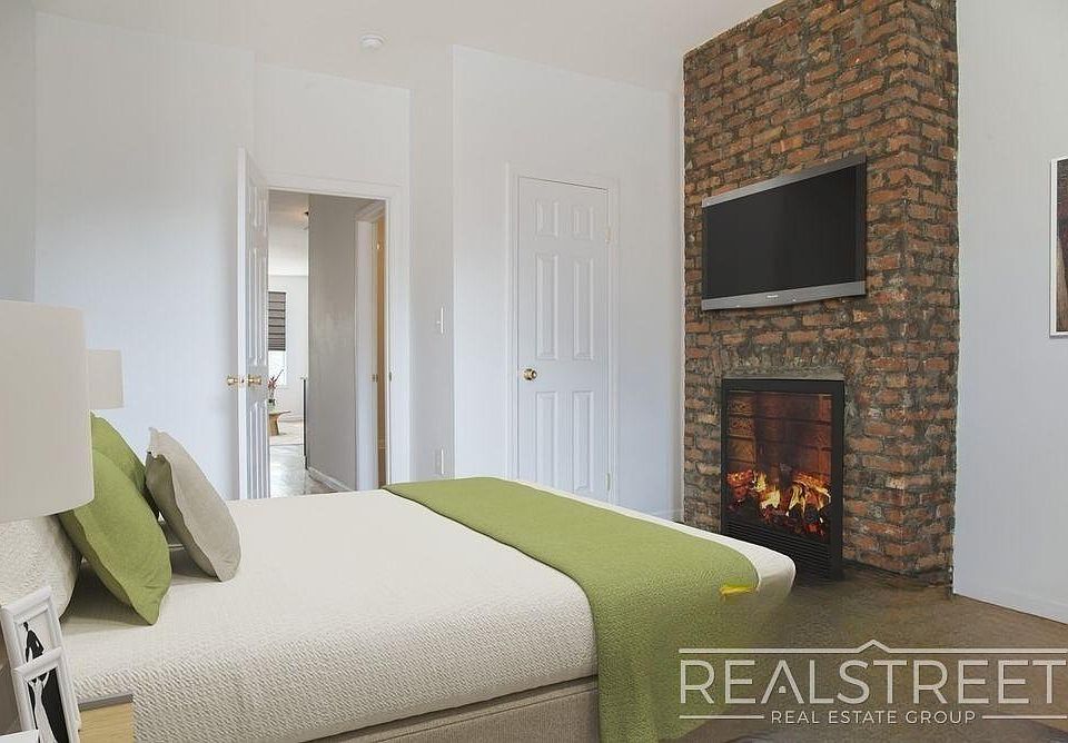 2nd image of 106 Moore St #2R