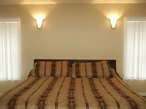 MASTER BEDROOM (VIEW 1)