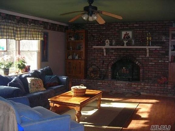 4th image of 30 Mill Pond Ln