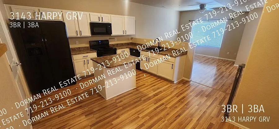 3 Bedroom, 2.5 Bath Townhome with 2 Car Garage, Central A/C and Updated Kitchen! — Photo 3