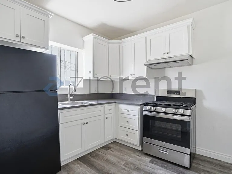 1513 W 12th Pl #3 — Photo 8