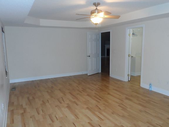 large master w/walkin closet