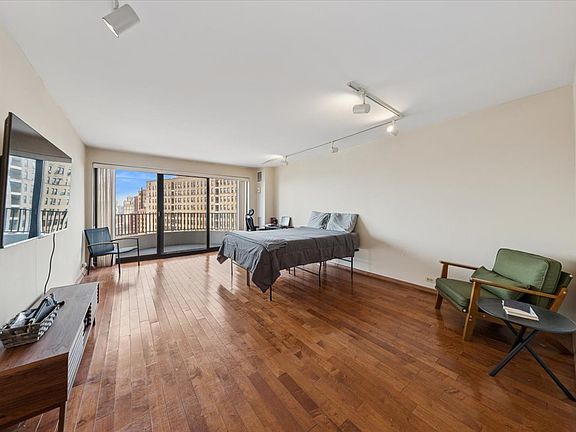 4th image of 2020 N Lincoln Park W APT 14B