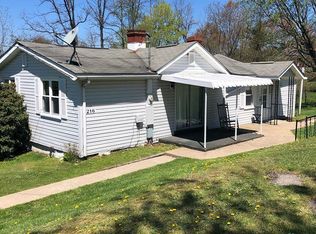 216 Morris Rd, Mount Hope, WV 25880