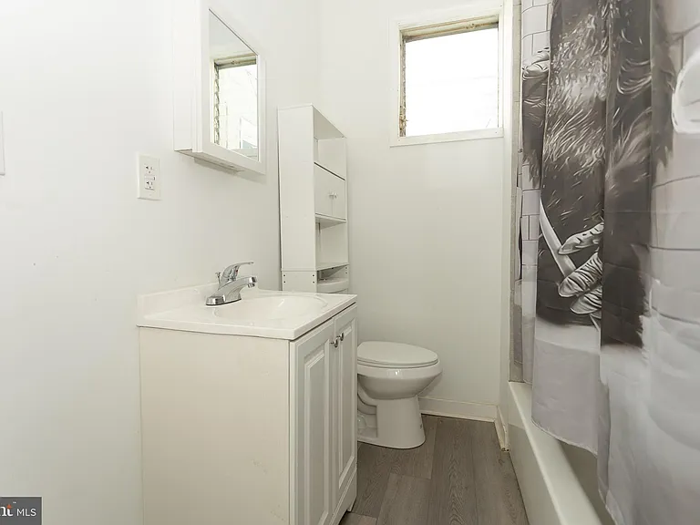 1942 E Pacific St — Photo 14