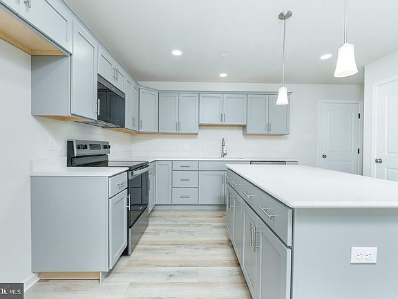 5th image of 136 Dolomite Dr