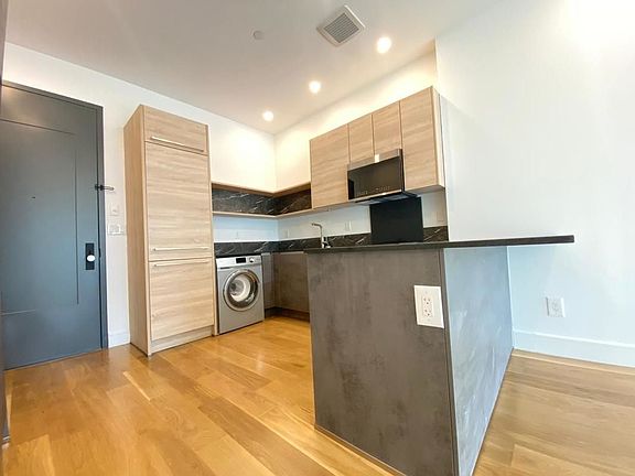 2nd image of 189 Hart St #2C