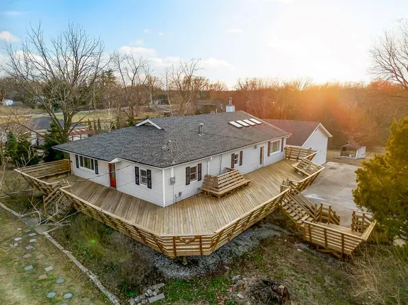 8122 NW Hampton Rd, Kansas City, MO 64152