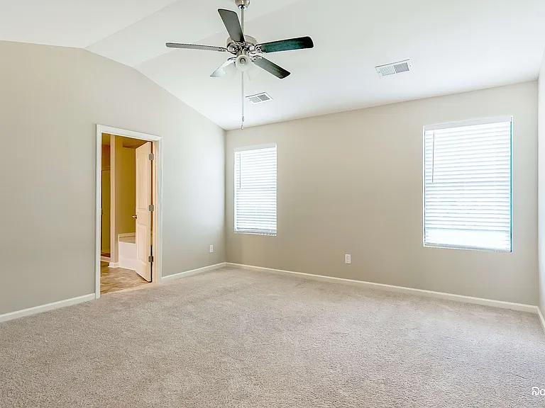 1005 Park View Dr — Photo 12