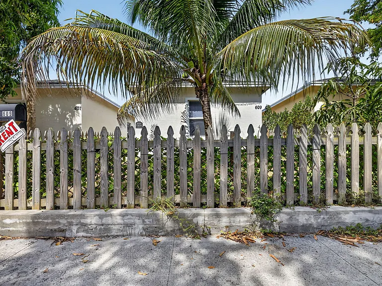 609 N F St — Photo 1