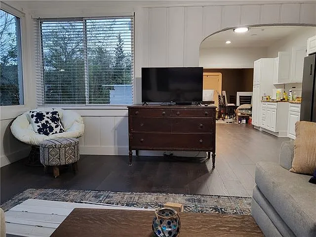3 bed, 1.0 bath, 1436 sqft, $2,200 — Photo 2
