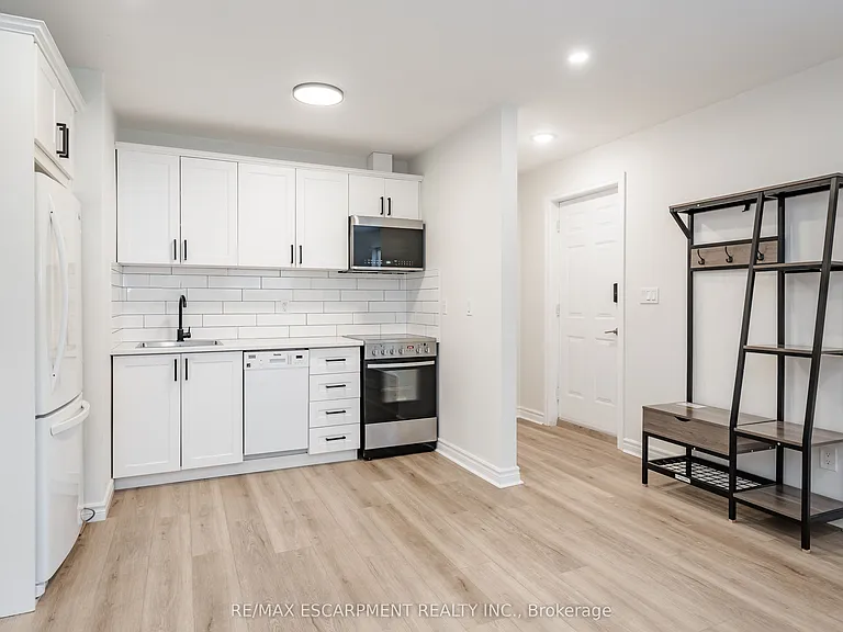 7669 Alpine Dr #LOWER — Photo 4