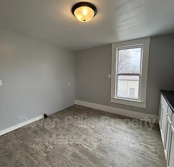 703 E 4th St — Photo 11