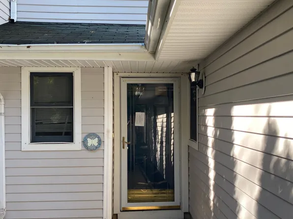 81 Woodmere Dr, Parlin, NJ 08859