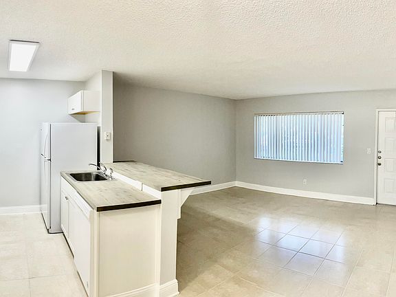 4th image of 1503 Meadows Circle W