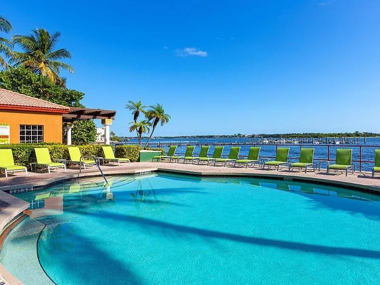 Manatee Bay Apartments — Photo 37