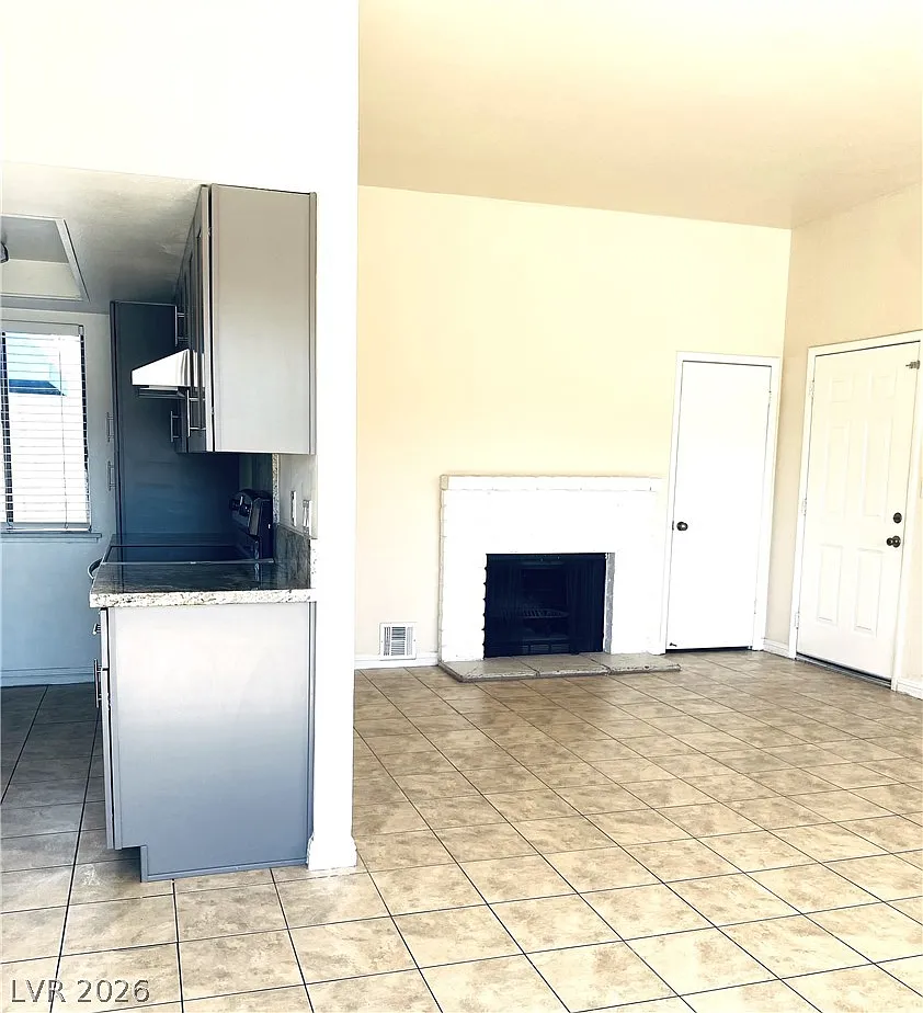 2 bed, 1.0 bath, 877 sqft, $1,250 — Photo 3