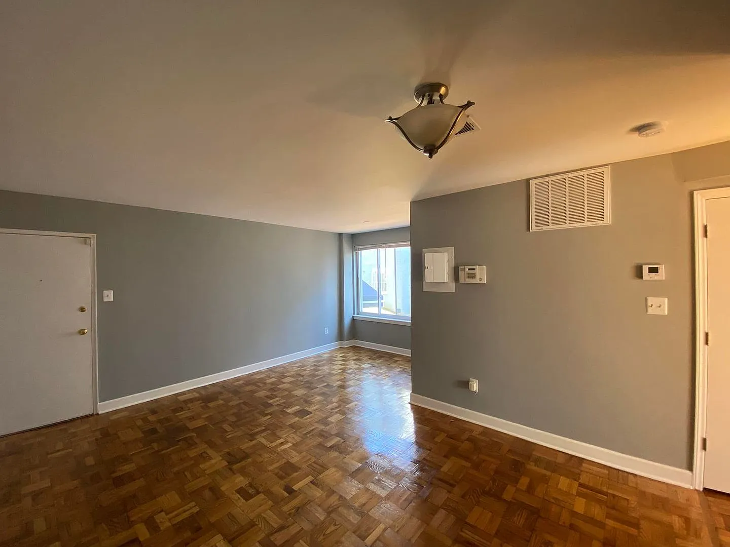 Cozy 2 BR/1 BA Apartment in Congress Heights! — Photo 4