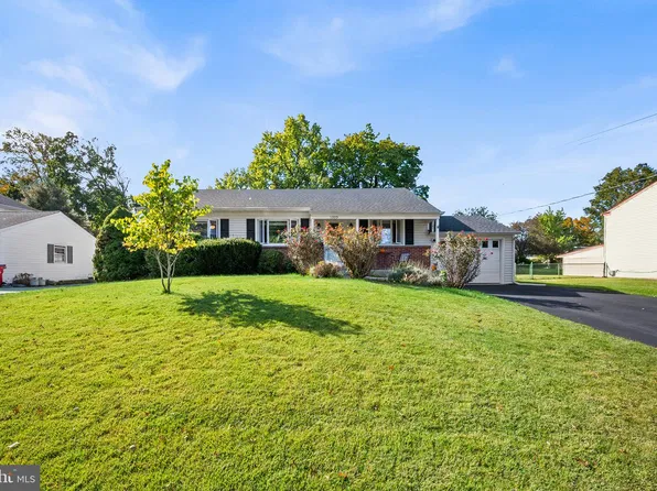 1209 Log College Dr, Warminster, PA 18974