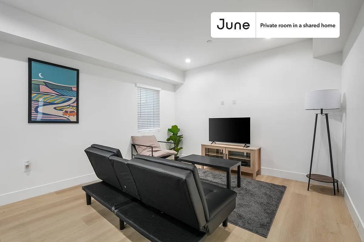 Queen bedroom in 3 bed/2 bath home in Hollywood #1858 B — Photo 3