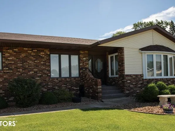 204 W 9th St, Kanawha, IA 50447