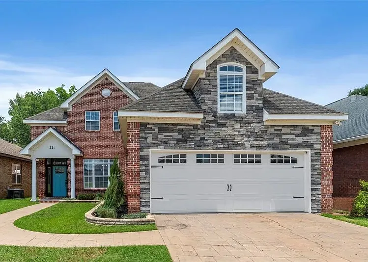 221 Veritas Dr