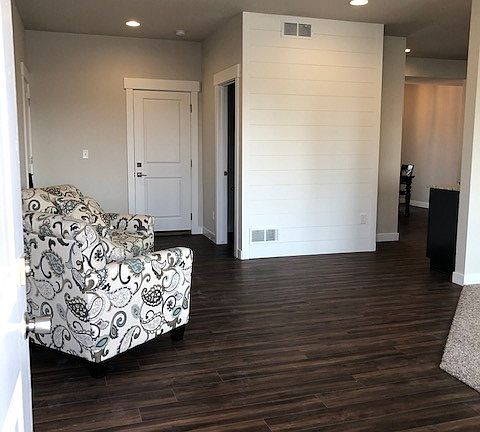 3rd image of 722 Finch Dr