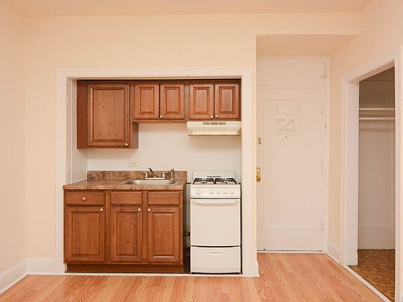 2nd image of 3335 W Diversey Ave #D631