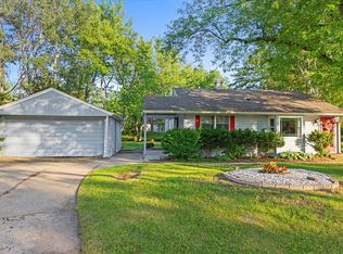 9 Craig Ter, Lake Zurich, IL 60047