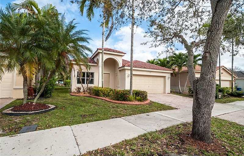 1st image of 945 Tanglewood Cir