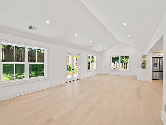 5th image of 209 Thistle Dr