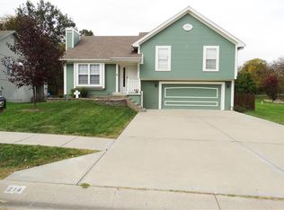 214 Lakeview Dr, Smithville, MO 64089