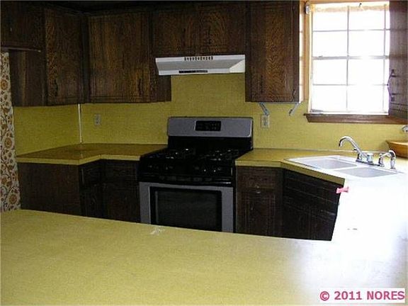 2nd image of 2604 E Fort Worth St