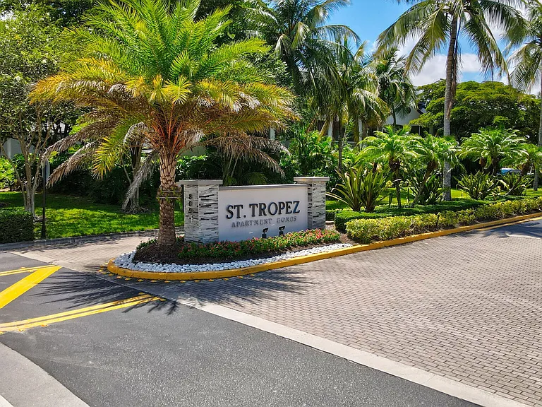St. Tropez Townhomes & Villas — Photo 75
